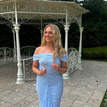 Hire Hannah Cox Singer (mezzo soprano) with Encore