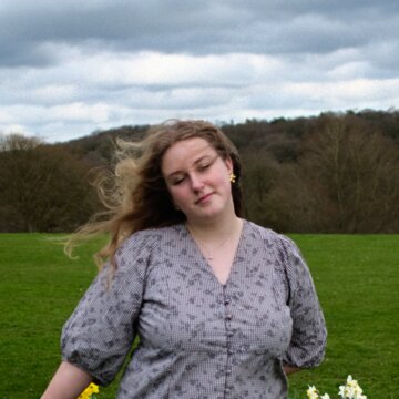 Hire Anneka Shelley Singing guitarist with Encore