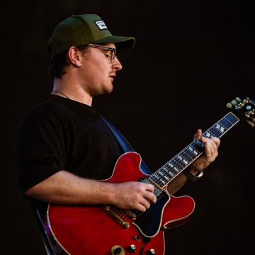 Hire William Hoareau Electric guitarist with Encore
