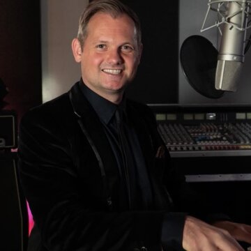 Hire Ross Leadbeater Singing pianist with Encore