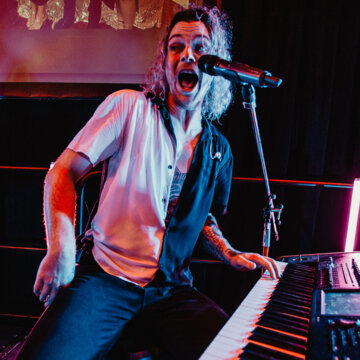 Hire Tim Gambles Singing guitarist with Encore