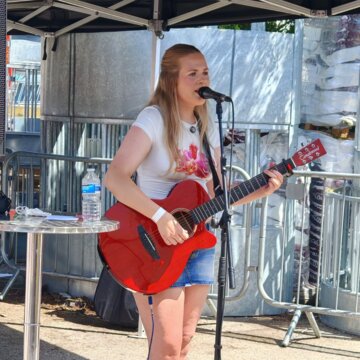Hire Seren Ellis  Guitarist with Encore