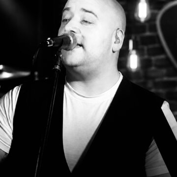 Hire Carl Andrew Acoustic Singing guitarist with Encore