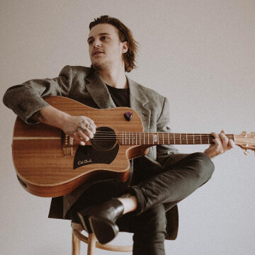 Hire Angus Legg Singing guitarist with Encore