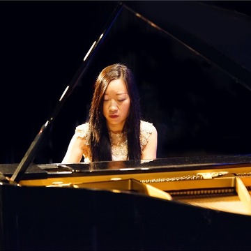 Hire Mable May Pianist with Encore