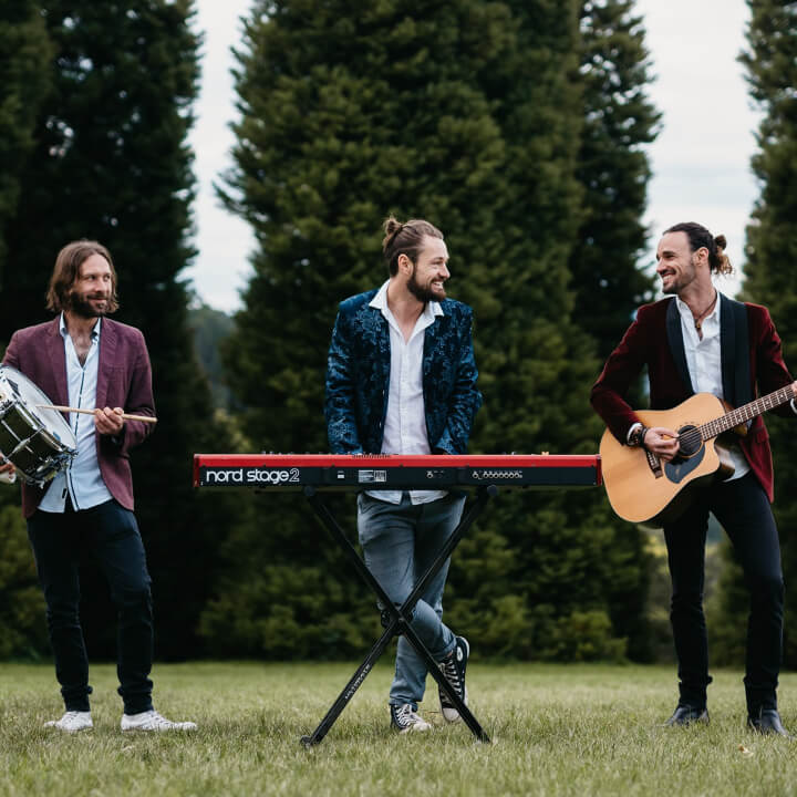 Hire Mimik Acoustic band with Encore
