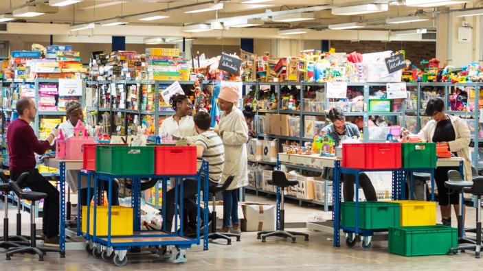 Collecte solidaire AG2R LA MONDIALE  avec sa Fondation d’entreprise :  plus de 9000 jouets et livres recueillis au profit d’enfants  et de publics en difficulté