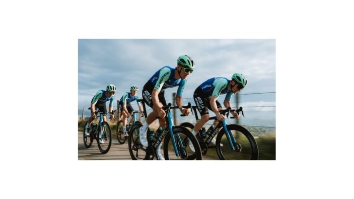 Decathlon et Van Rysel renforcent leur engagement aux côtés d’AG2R LA MONDIALE pour la saison 2025