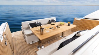 DB/43, coin repas sur terrasse extérieure