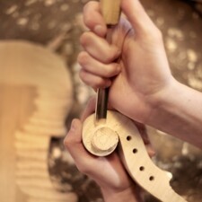 Geste luthier L'+xpérience Banque Populaire