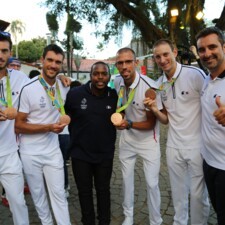 Rencontre du quatre sans barreur poids léger médaillé de bronze, accompagné de leur coach Jérôme Déchamp et le coach brésilien Alan Luis Duarte.
