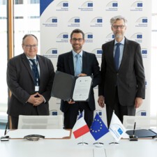 Photo de la signature de l'accord avec la BEI pour soutenir les petites et moyennes entreprises de la défense.jpg
