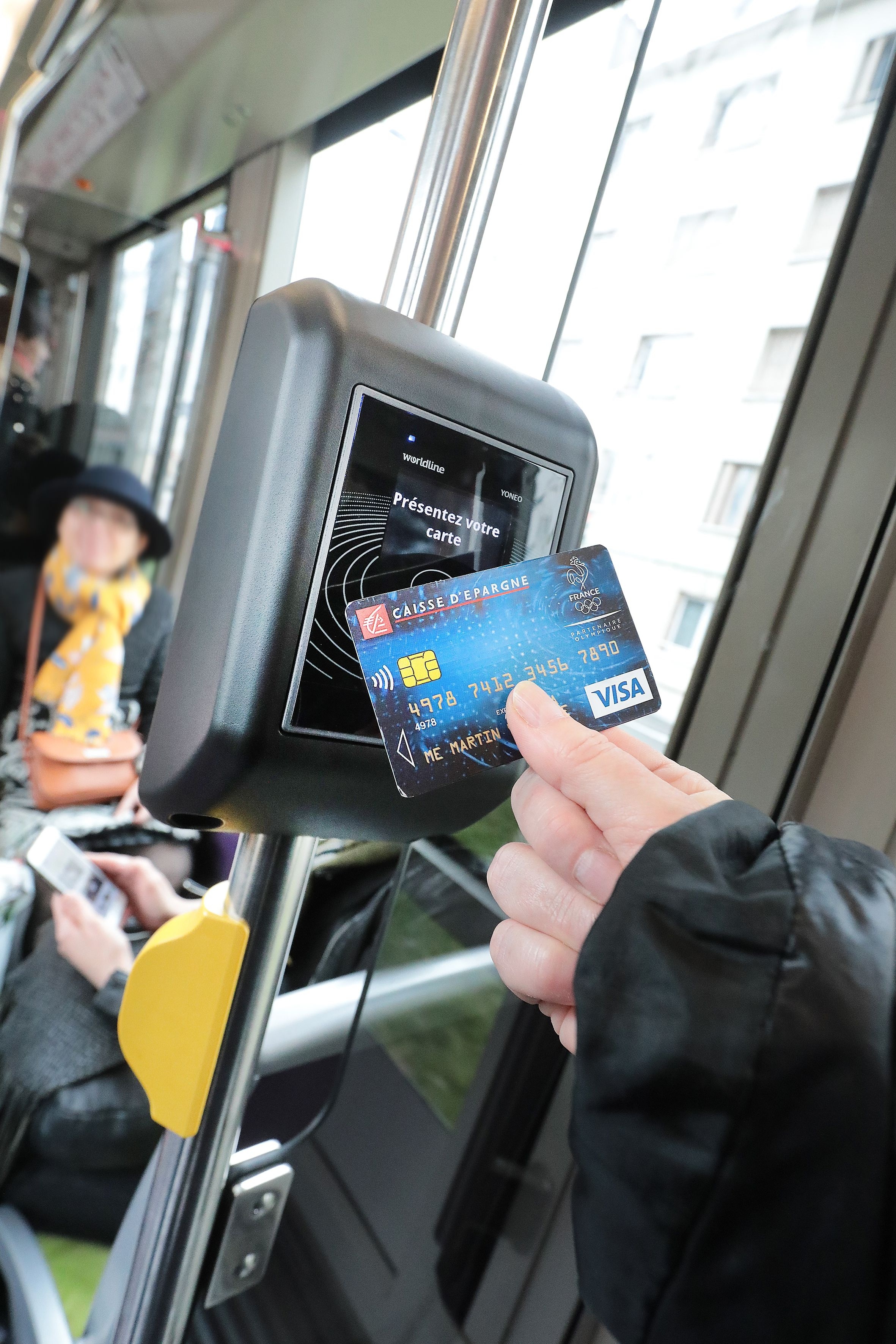 Première en France : la carte de paiement sans contact devient un titre de transport dans les tramways de Dijon