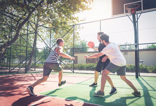 Partie de basketball sur terrain extérieur