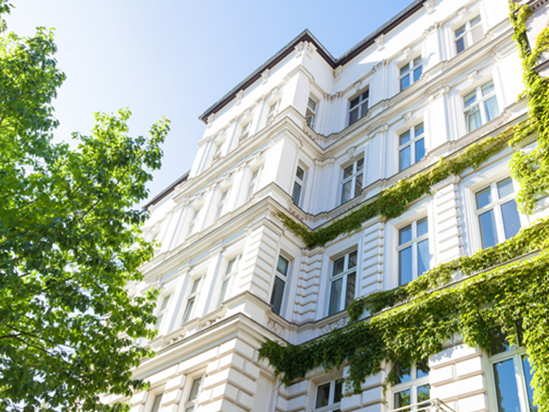 Immeuble résidentiel avec façade végétalisée