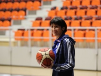 “Favoriser la prise d’initiatives” : les recommandations de Valérie Garnier, entraîneur de l’équipe de France féminine de basket-ball, à Votre Coach.fr