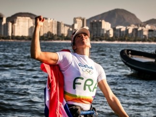 Les marins offrent trois médailles à la France