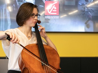 La Caisse d’Epargne réaffirme son soutien à l’association Talents et Violoncelles en remettant un violoncelle d’exception à une jeune virtuose