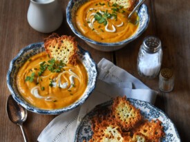 Velouté de potimarron et ses tuiles fromagères