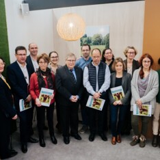 Photo : signature de l’ensemble des participants à la concertation
