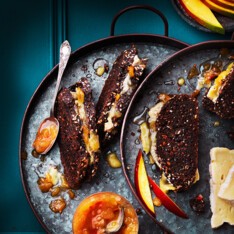 Mini-croques au Pont-l’Evêque et chutney de mangue