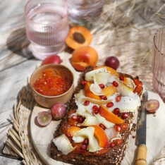 Tartine fromagère et chutney d’abricot