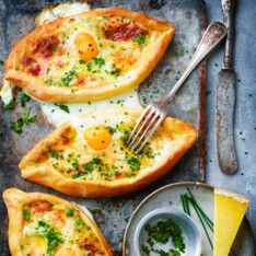 Œufs en croûte de pain et fromage