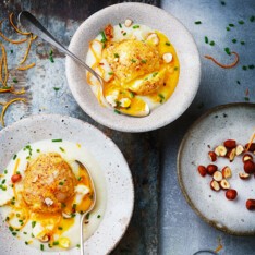 Œufs panés et crème de chou-fleur à la noisette