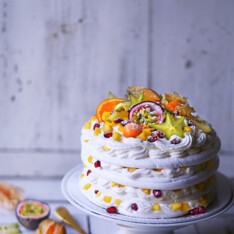 Pavlova aux fruits exotiques et chantilly au yuzu