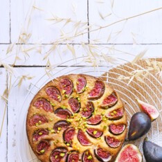 Gâteau aux flocons d'avoine, figues et yaourt