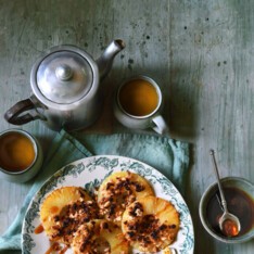 Crumble d’ananas rôti caramel vanillé et beurre salé