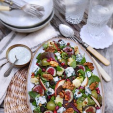 Salade fruitée au roquefort et cantal