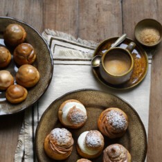 Petits choux à la chantilly vanillée - praliné et  Choux à la crème pâtissière et glaçage royal