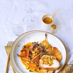 Filet mignon de veau farci au beaufort et pistaches accompagné de poires