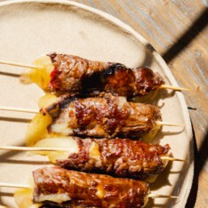 Brochettes bœuf-fromage à la tomme