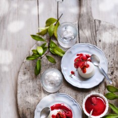Blanc manger au coulis de poivron et framboise