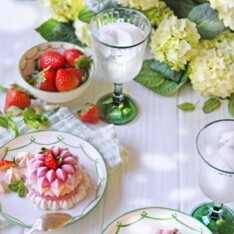 Glace à la fraise-hibiscus sur sa meringue