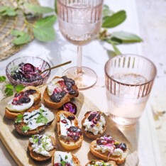 Tartines fromagères et compotée de cerises