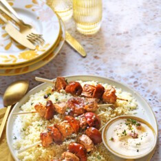 Brochettes de poulet aux abricots sauce yaourt/cacahuètes
