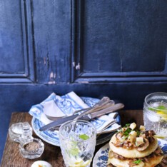 Pancakes au saumon et crème d’aneth et aux champignons-châtaignes et comté