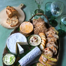 Plateau de fromages - Livarot - Brillat-Savarin- Sainte-Maure de Touraine - Fourme d'Ambert - Beurre noisettes - Beurre ciboulette