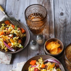 Salade de pâtes, mimolette, tomates séchées & éclats de noisettes