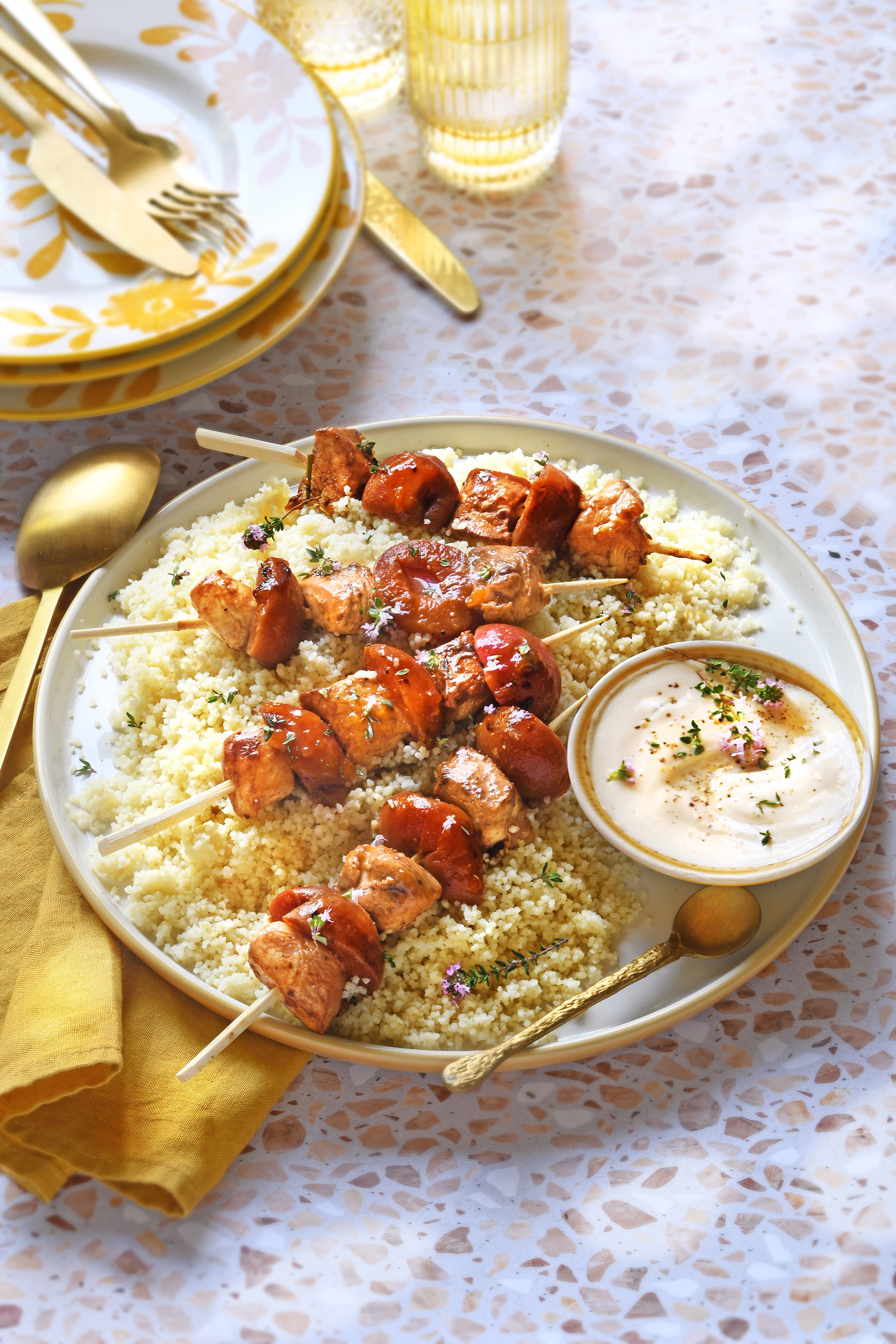 Brochettes de poulet aux abricots sauce yaourt/cacahuètes