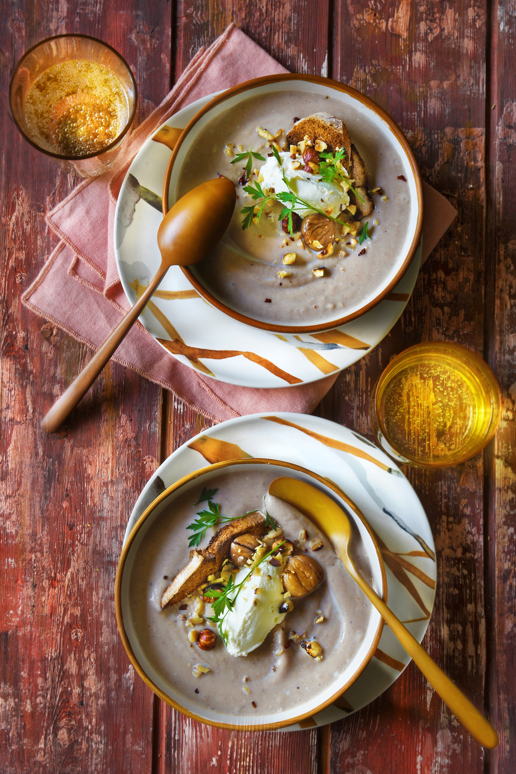 Velouté de châtaignes et quenelle de chantilly à la noisette