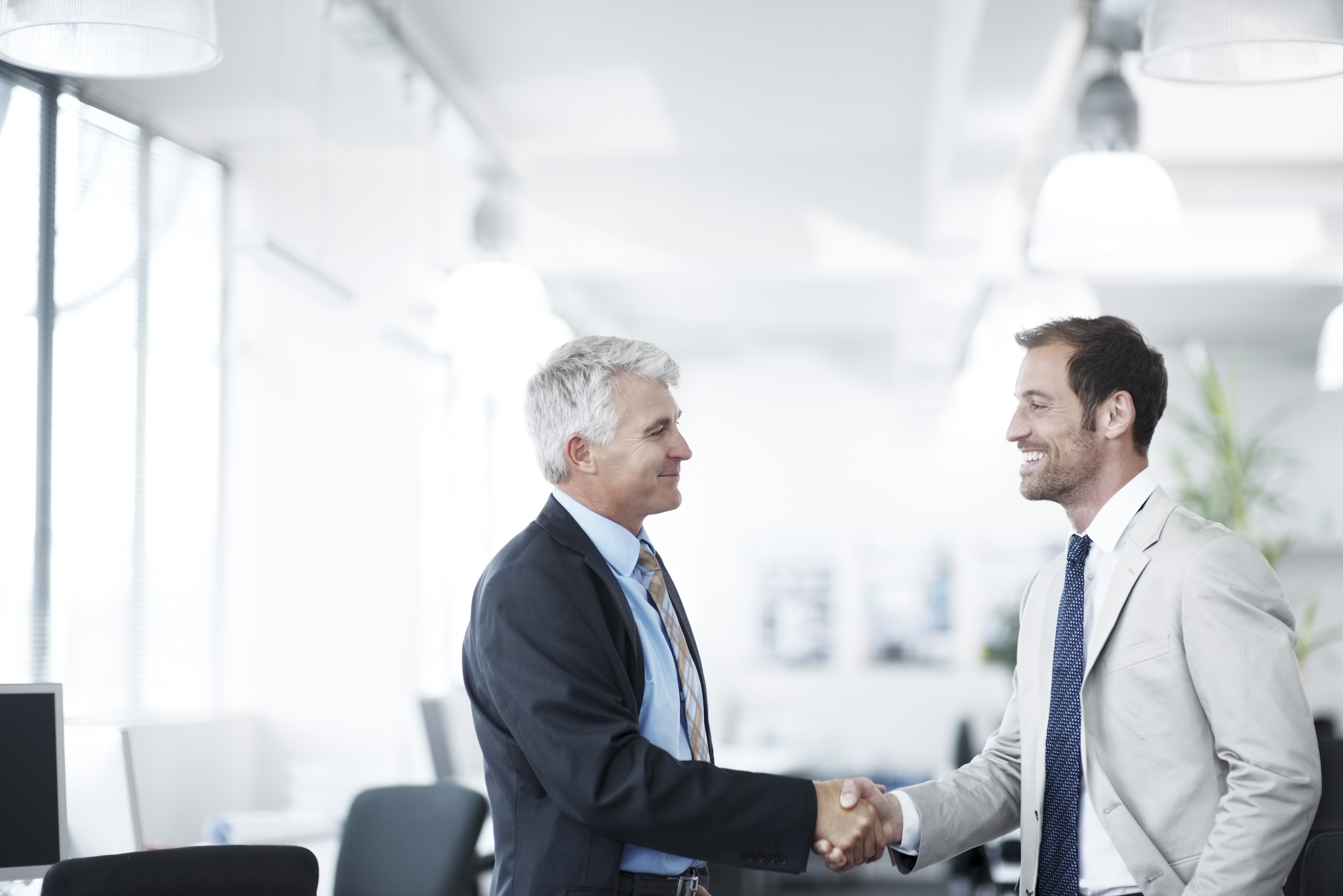 2021 1 04 Serrer la main business.jpg