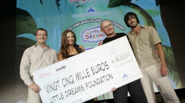Remise du chèque pour la Little dreams Fondation par Bernard Montibert (directeur marketing BVHE).jpg