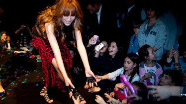 Bella Thorne et Zendaya sur scène à Paris (avril 2011) - 7.jpg