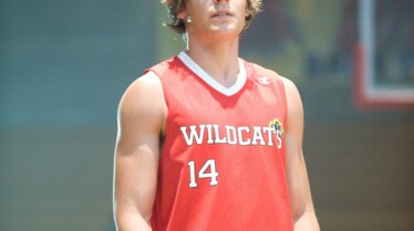 Troy (Zac Efron) - 2.jpg