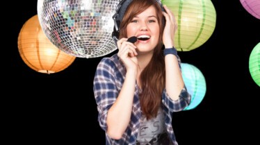 Debby Ryan (Appelez-moi DJ rebel) - 4.jpg