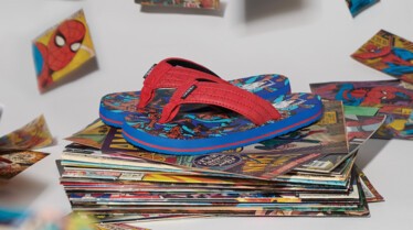 FA18_Classics_Marvel_Elevated_VN0A3MTQUG8_YTTStreetPrintJR_spiderman_red_blue_1.jpg